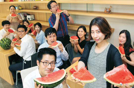 LG디스플레이가 지역 경제와의 상생 프로그램 일환으로 2000만원 상당의 지역 특산물 구매에 나서는 등 다양한 활동을 벌이고 있다.      LG디스플레이 제공